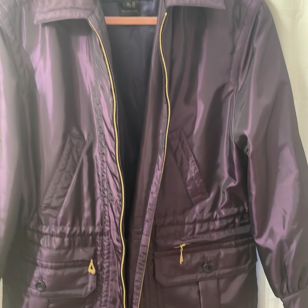 Escada - Picture 7 of 9